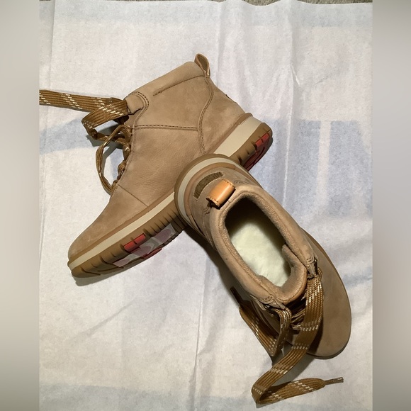 New UGG Tan Women’s Lakesider Ankle Boots - Picture 9 of 16